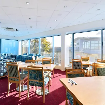 מלון Travelodge Maypole 3*