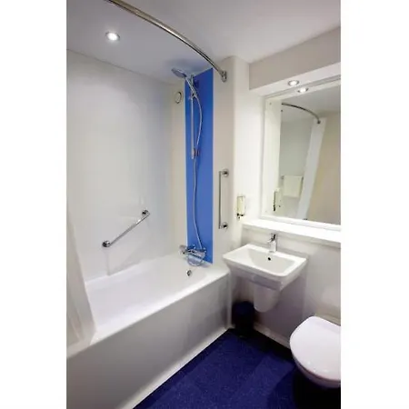 מלון Travelodge Maypole 3*