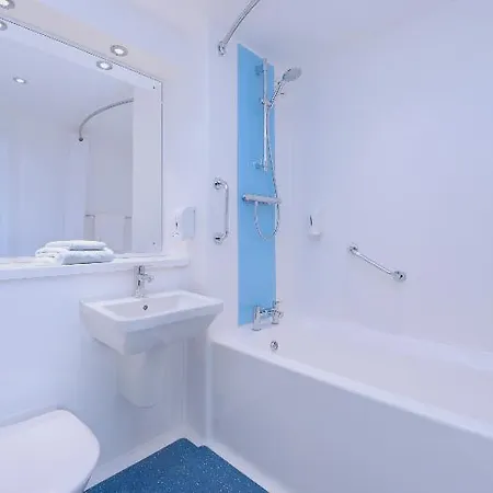 Travelodge Maypole Hotel 3*